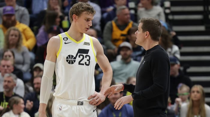 Lauri Markkanen talks to Jazz coach Will Hardy.